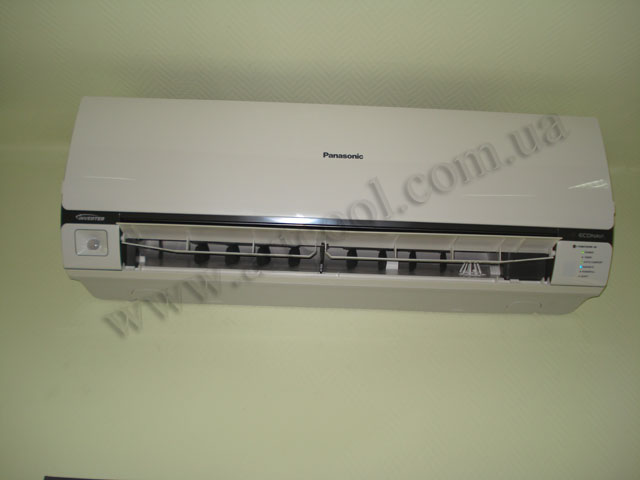 Внутренний блок кондиционера Panasonic СS/CU-E12NKD во включенном состоянии