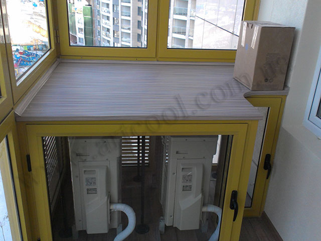 После установки внешние блоки  Daikin FTXR28E и FTXR42E для эстетического вида обшиваются металлопластиковыми дверями
