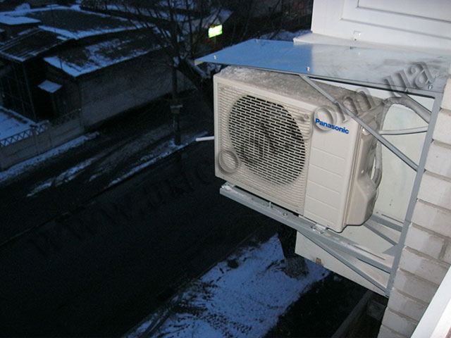 Внешний блок кондиционера Panasonic СS/CU-W12NKD спрятан под козырьком